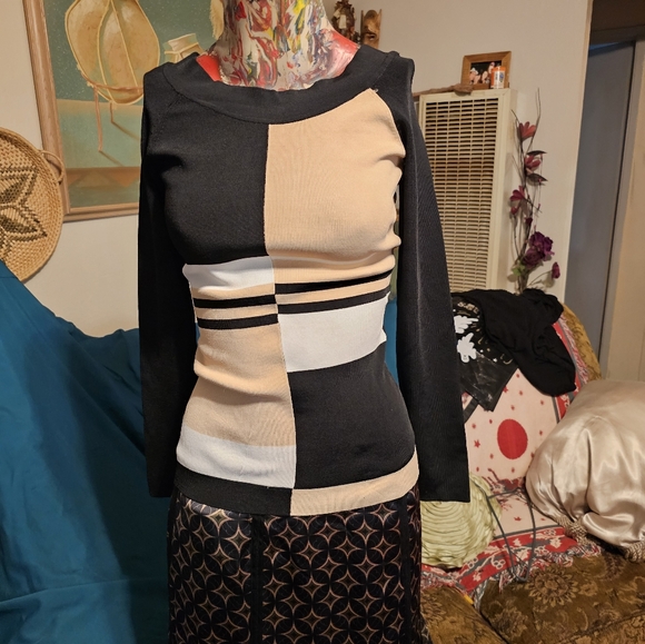 Inc  block long sleve top - Picture 2 of 8